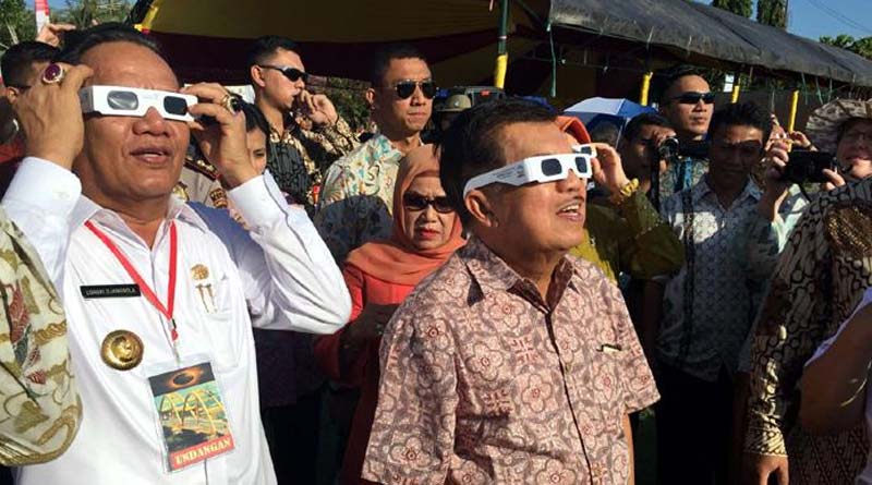 jk-menyasikan-gerhana-matahari