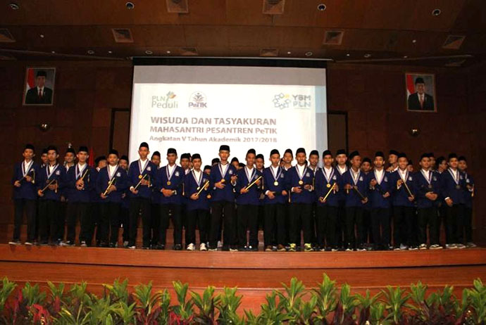 PeTIK YBM PLN Mewisuda 45 Mahasantri