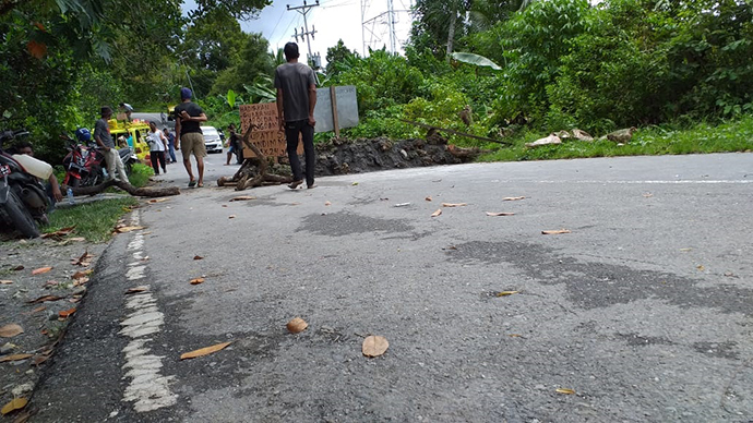 jalan lintas seram resmi dibeton warga hualoy