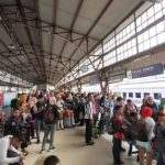 stasiun kereta di jakarta dipadati penumpang arus balik