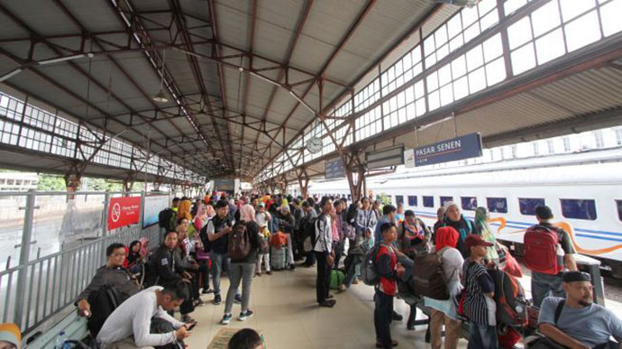 stasiun kereta di jakarta dipadati penumpang arus balik