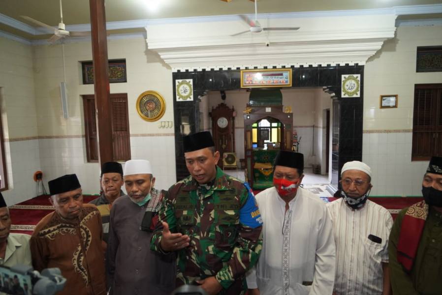 danrem 162/wb atasi ketegangan akibat penurunan baliho hrs