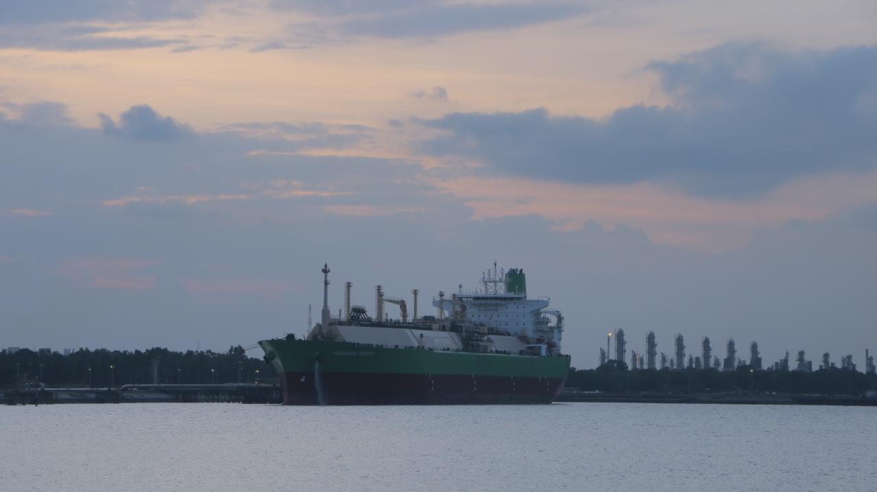 perta arun gas sukses lakukan ekspor perdana lng dari plb arun