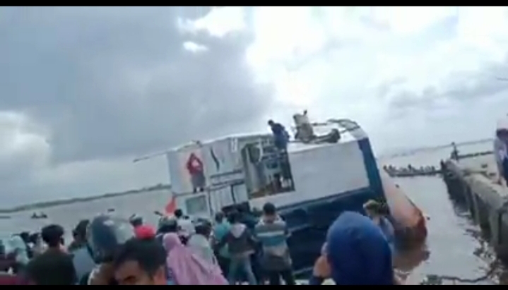 kemenhub dan tim sar evakuasi penumpang insiden kmp terbalik di kalbar