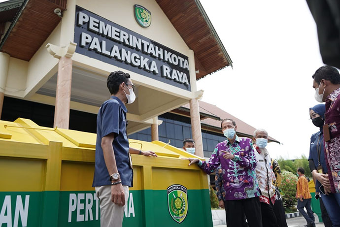 Pertamina Serahkan 4 Unit Kontainer Sampah untuk Pemkot Palangkaraya