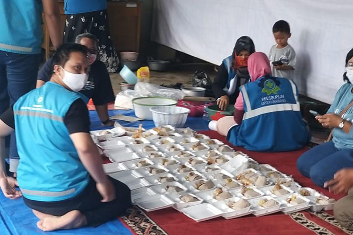 karyawan pln buka dapur umum untuk warga terdampak banjir karawang