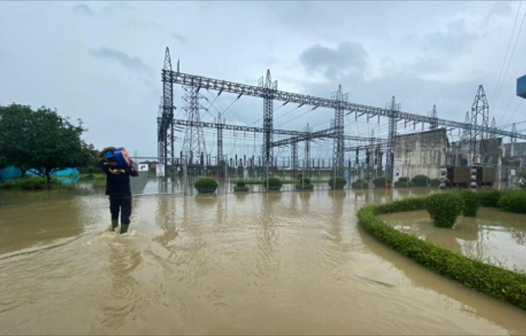 pln gerak cepat amankan listrik di wilayah terdampak banjir jakarta dan jabar