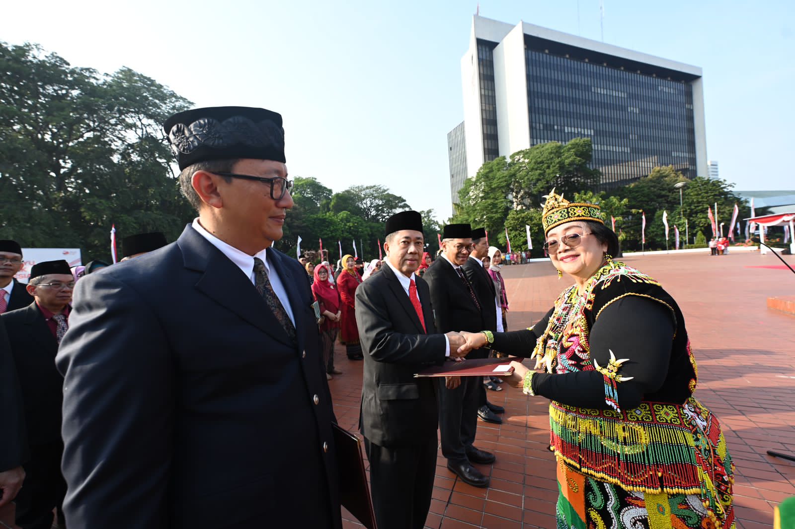 Keren!! Dua Perwira Terbaik Pertamina Raih Satyalancana Wira Karya dari Presiden RI