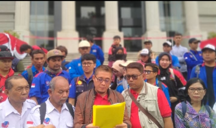 Serahkan Materi Uji Formil UU Cipta Kerja, Ratusan Massa GEKANAS Datangi Gedung MK