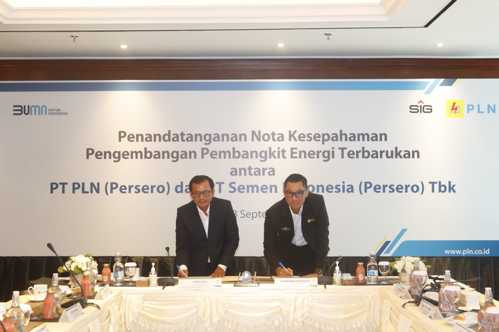 Dorong Penggunaan Energi Bersih, PLN dan Semen Indonesia Teken MoU