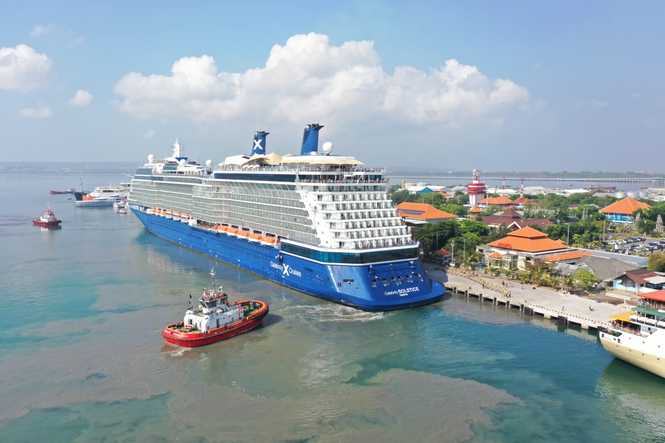Pelindo Sandarkan Kapal Jumbo 'Celebrity Solstice' di Benoa Bali