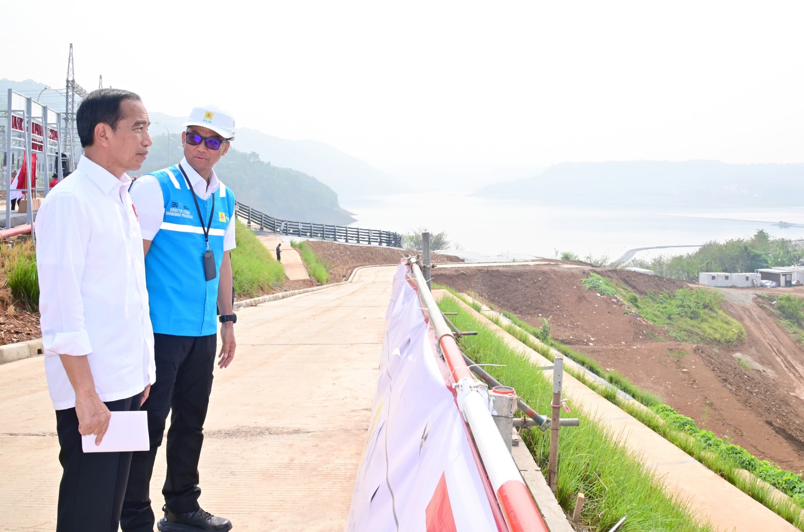 Resmikan PLTS Terapung Cirata, Presiden Jokowi: Teknologi Smart Grid PLN Bisa Mendorong Akses Listrik Bersih di Indonesia