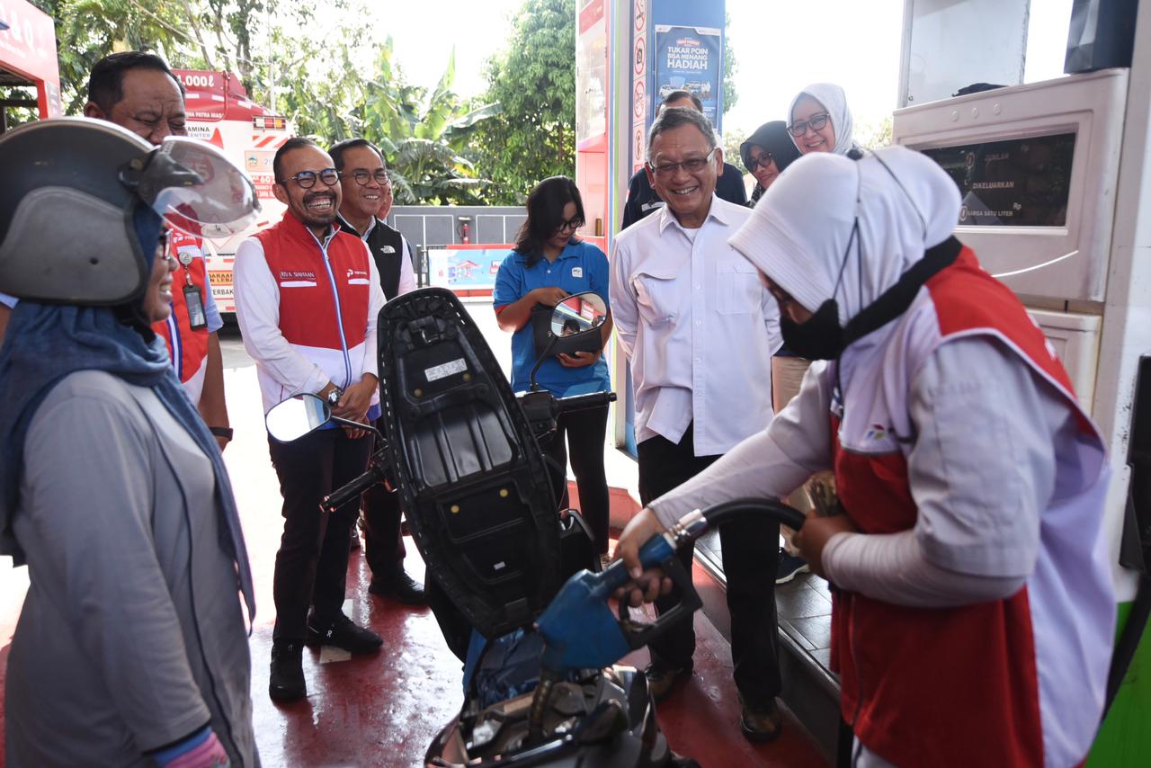 Tinjau Kesiapan Pasokan BBM Saat Libur Nataru, Menteri ESDM Apresiasi Pertamina