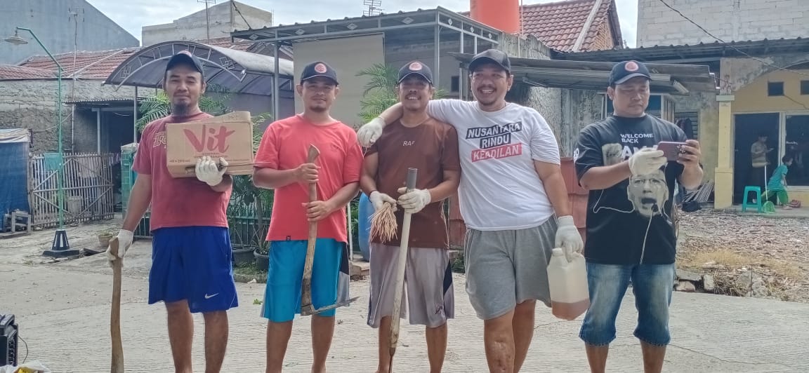 Caleg DPRD Bekasi Asal PKN Bersama Warga Gelar Kerja Bakti Bersihkan Lingkungan