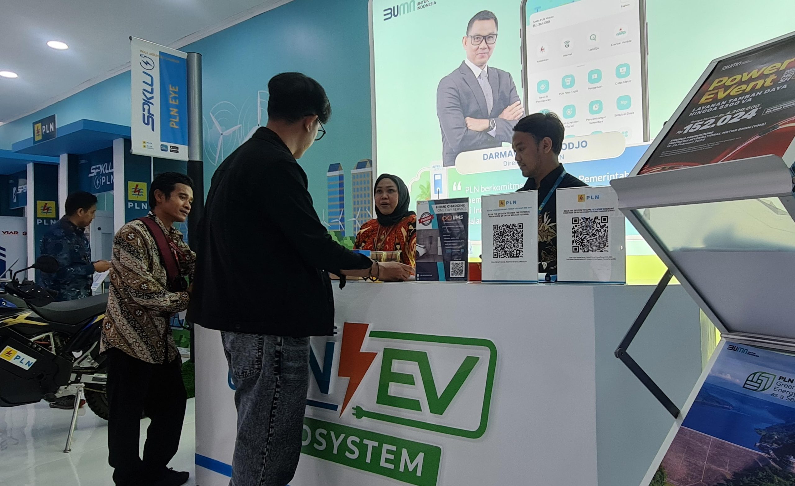 Kunjungi Booth PLN di IIMS 2024, Menteri BUMN Dorong Kendaraan Berbasis Energi Hijau Tumbuh Masif