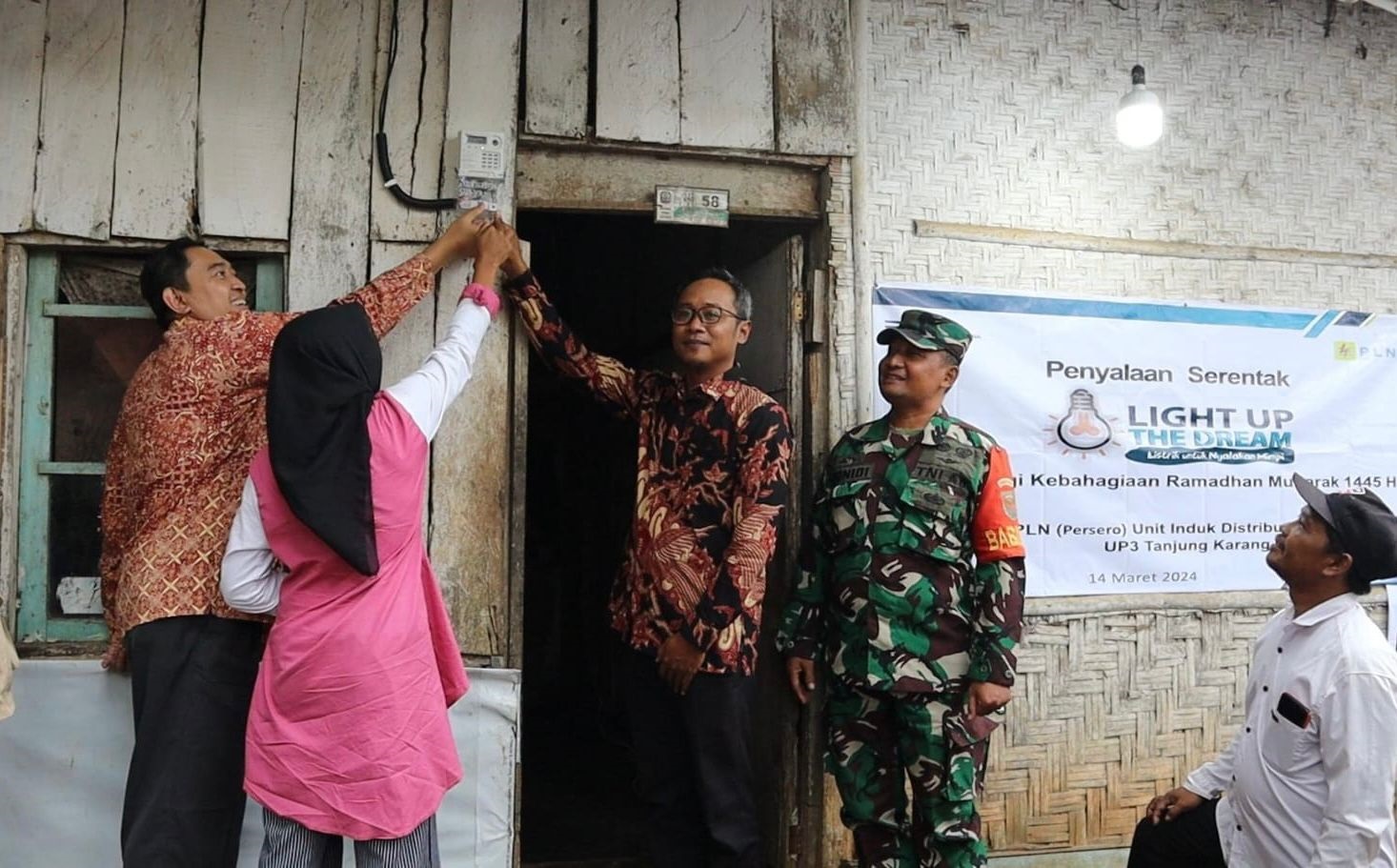 Awal Ramadan, PLN Sambung Listrik Gratis 2.920 Keluarga Prasejahtera Dari Donasi Pegawai di Berbagai Daerah