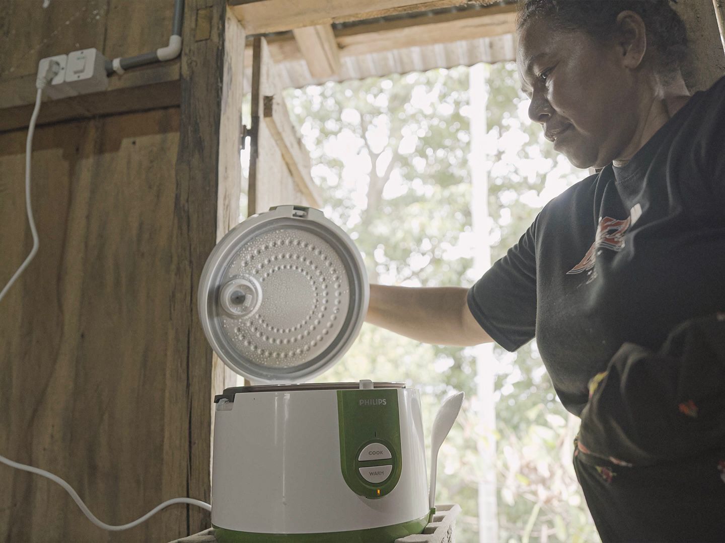 Bangun Jaringan Baru, PLN Berhasil Tembus 4 Desa di Pelosok NTT dengan Listrik 24 Jam