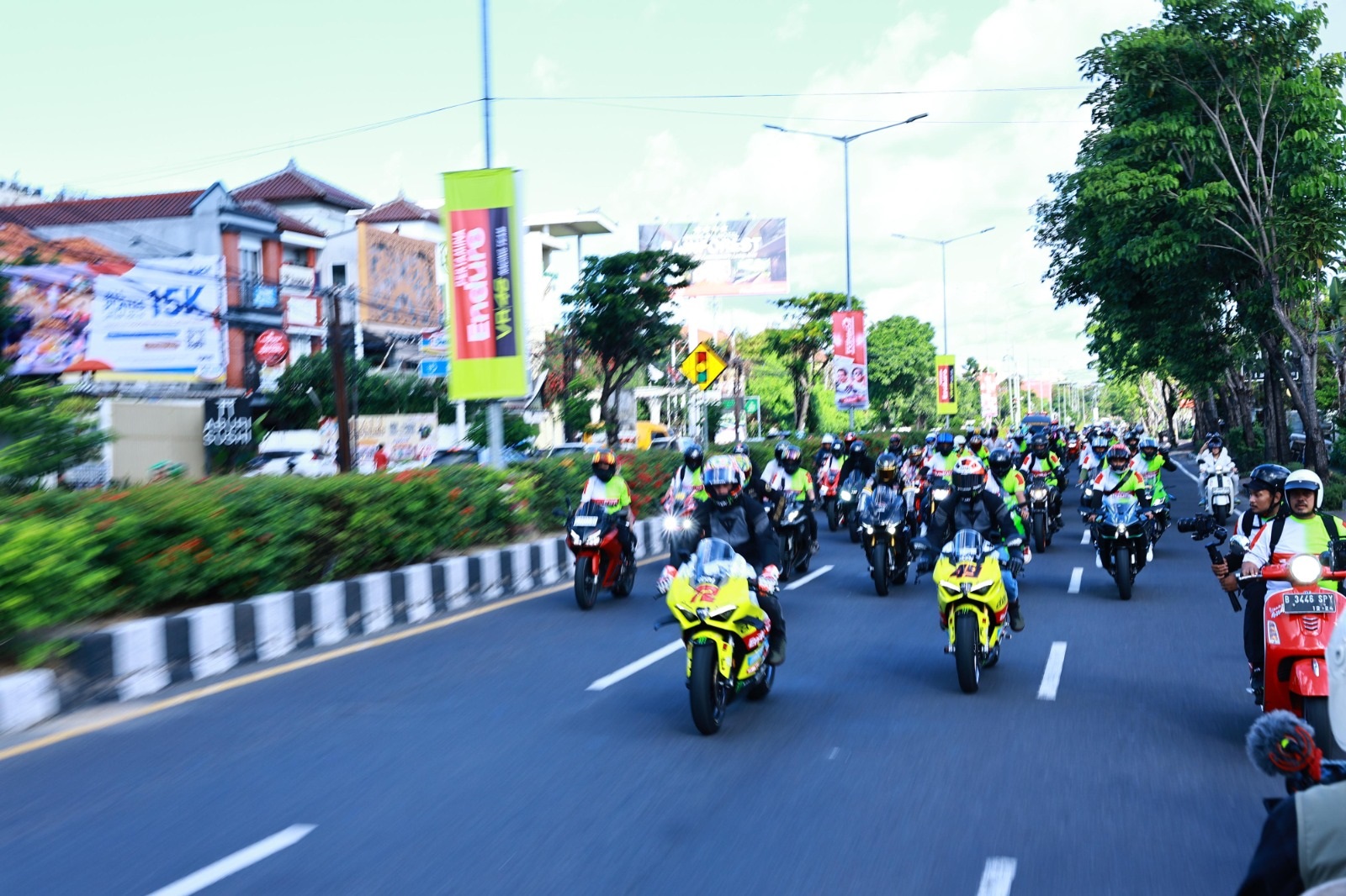 Road To Pertamina Grand Prix of Indonesia 2024, Dua Pembalap Pertamina Enduro VR46 Racing Team Parade Bareng Komunitas Klub Motor Bali