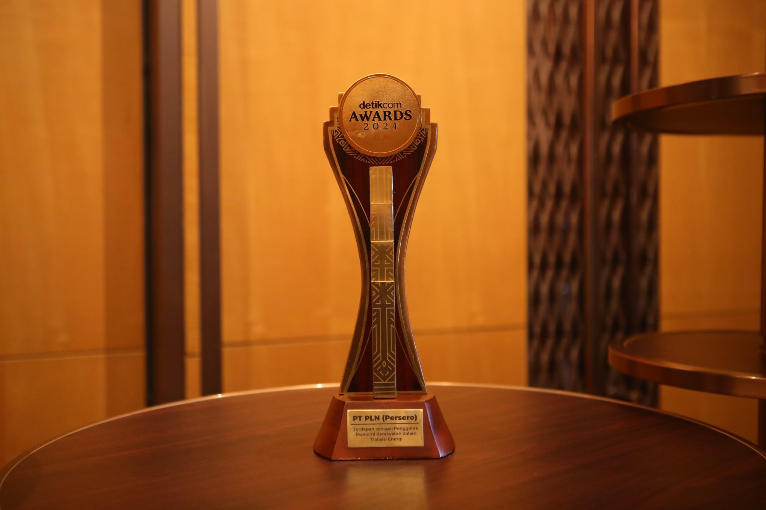 jadi penggerak ekonomi kerakyatan dalam transisi energi pln sabet penghargaan di detikcom awards 2024
