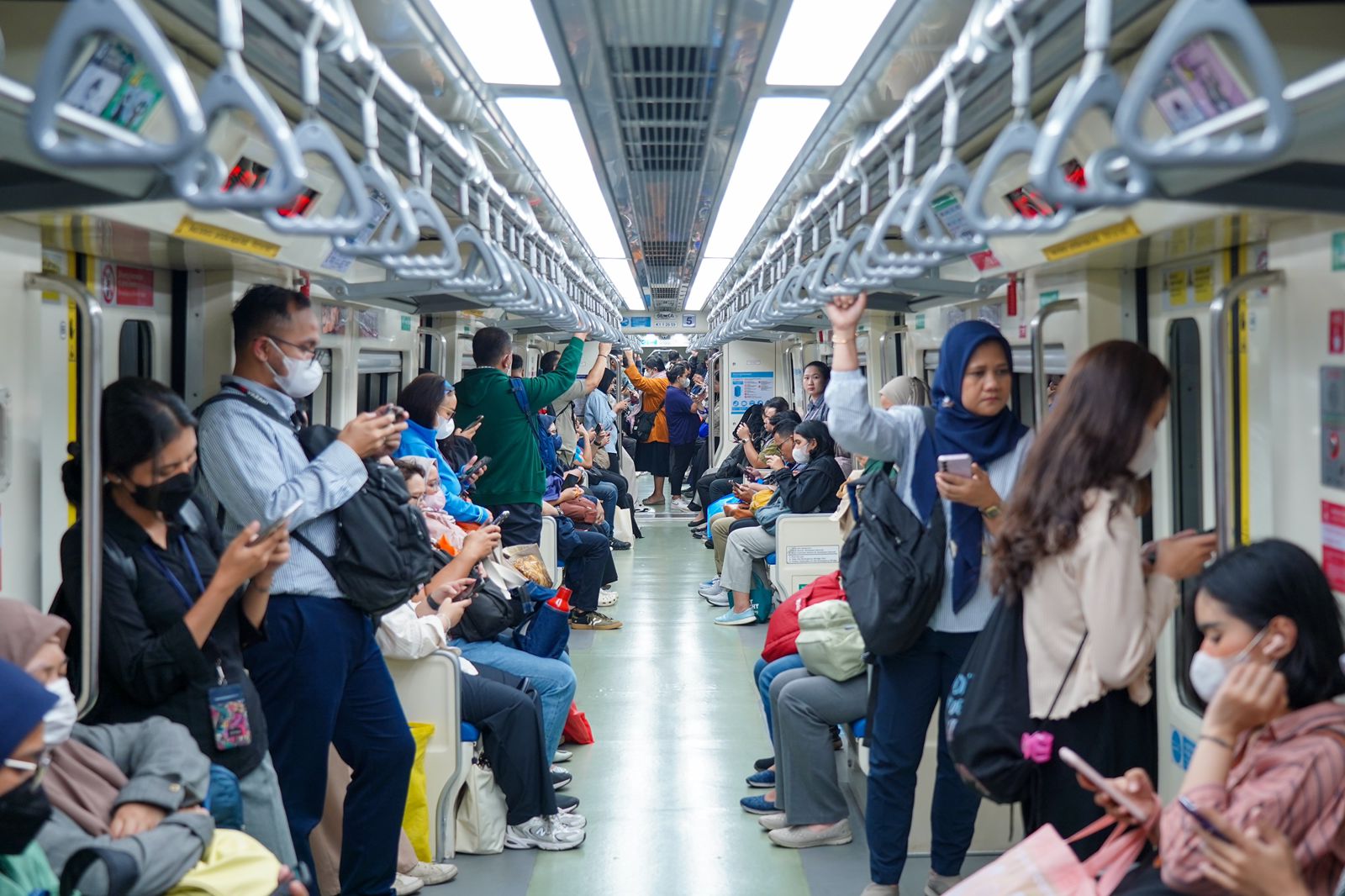 Rekor Baru! LRT Jabodebek Catat Pengguna Terbanyak Sepanjang Oktober 2024