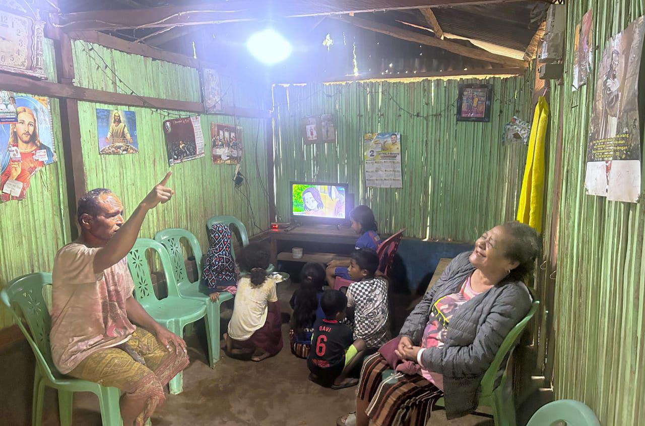 Sukacita Natal dan Tahun Baru Listrik PLN Hadir di 14 Dusun Terpencil NTT