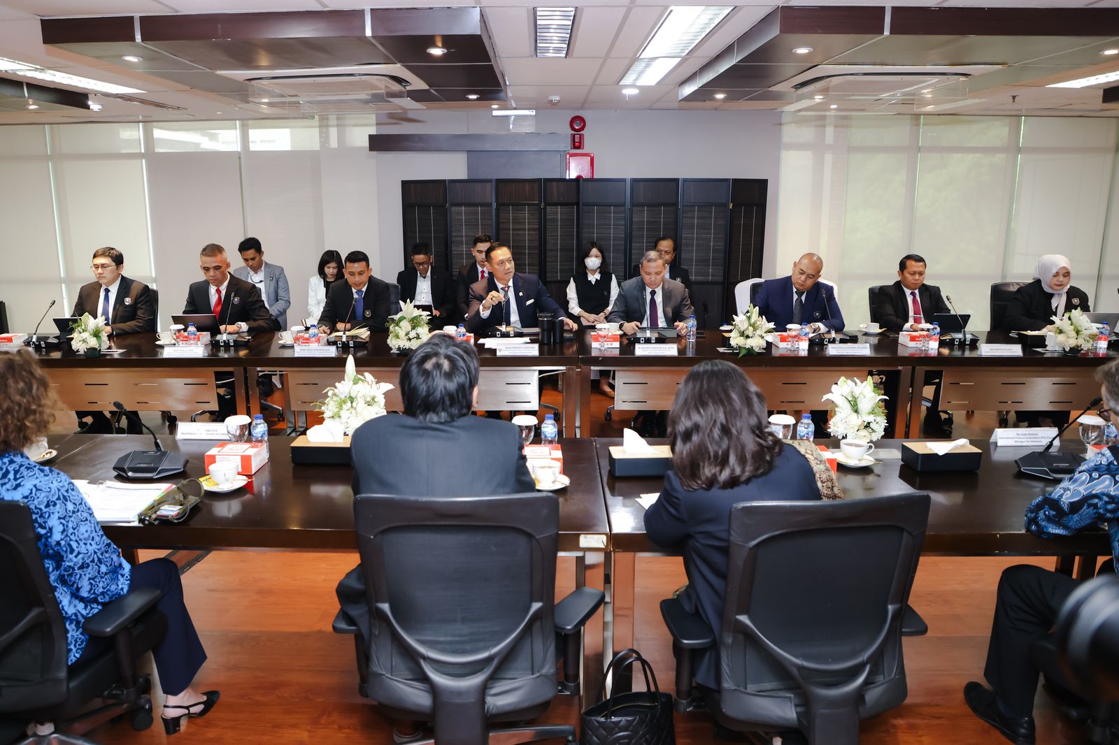 Terima Bank Dunia, Menko AHY Sebut Proyek Tanggul Raksasa hingga Kereta Cepat