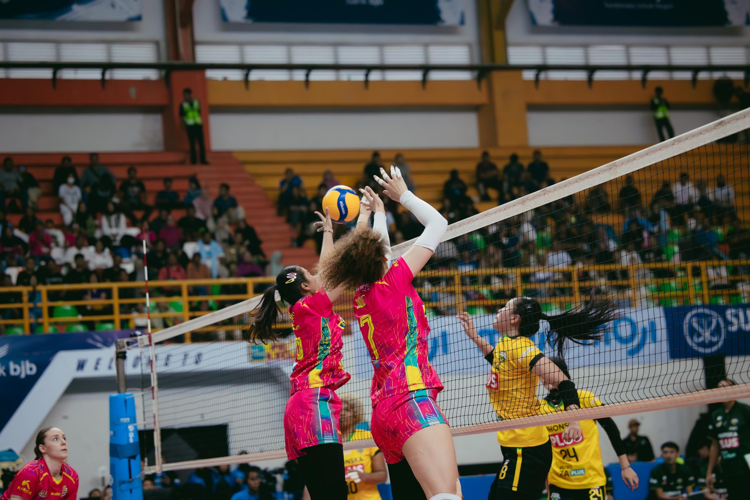 Menang Dramatis, Jakarta Electric PLN Berpeluang Masuk Final Four PLN Mobile Proliga 2025