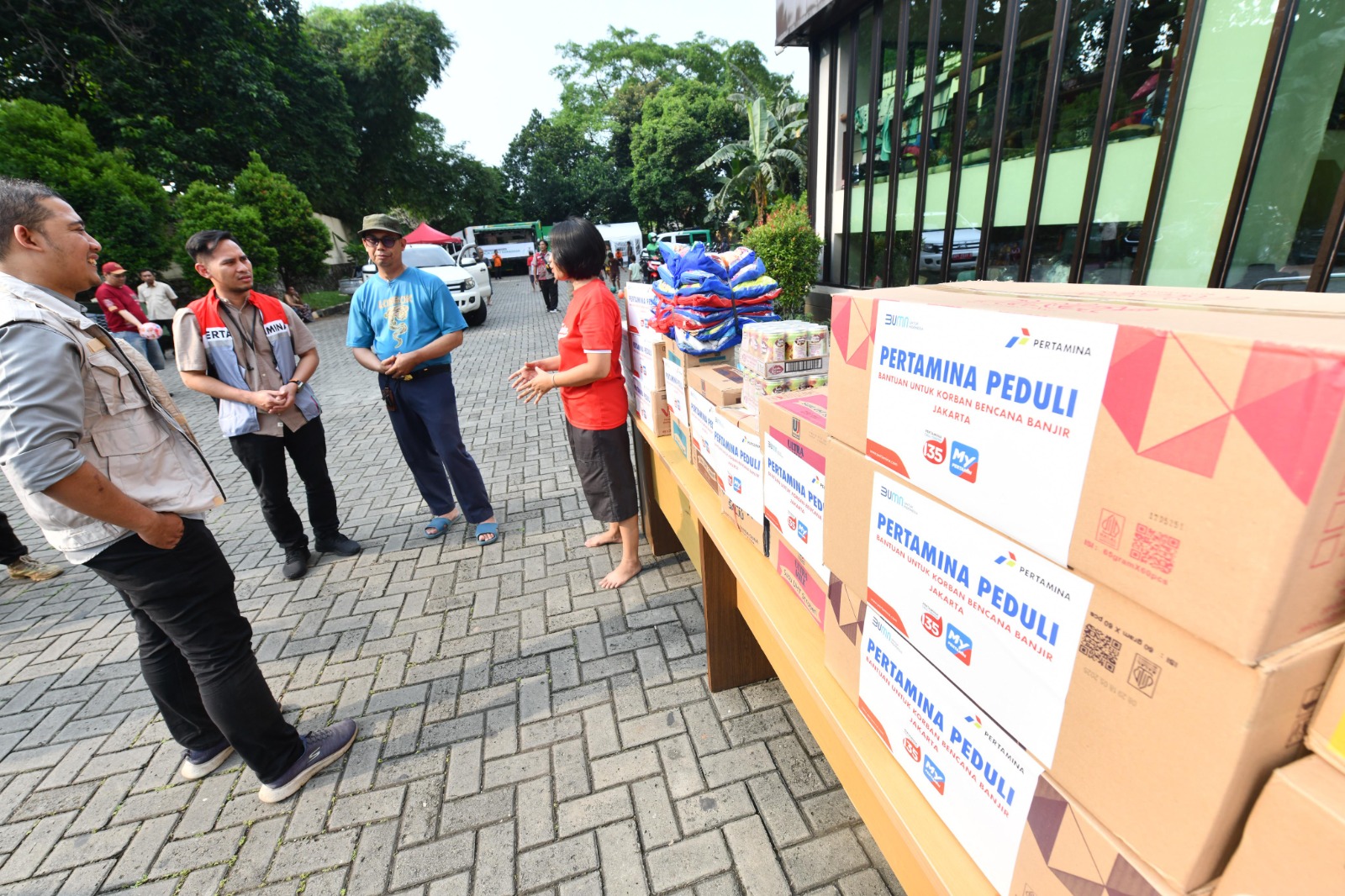 Pertamina melalui Pertamina Peduli menyalurkan bantuan bagi korban banjir Jakarta Selatan, termasuk air minum, makanan, dan perlengkapan kebersihan.