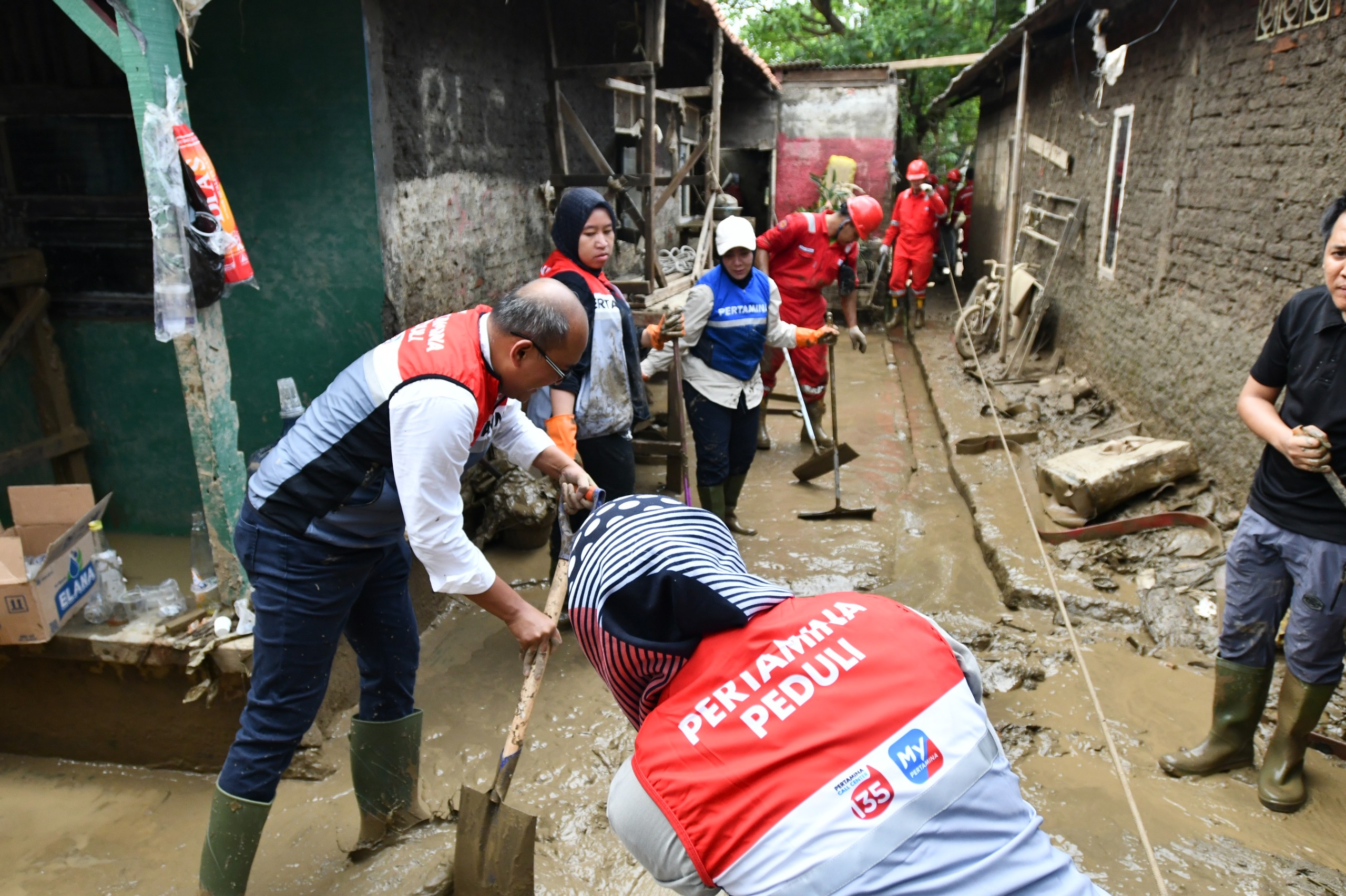 Bantu Warga Terdampak Banjir Bekasi, Pertamina Turunkan Tim Relawan & Tenaga Medis