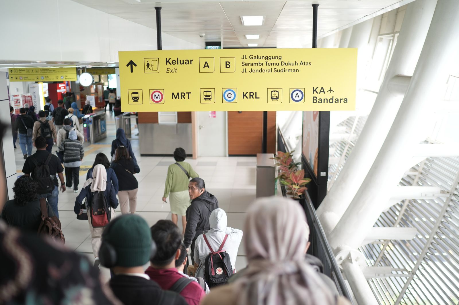 156 Barang Tertinggal Ditemukan di LRT Jabodebek Selama Angkutan Lebaran 2025