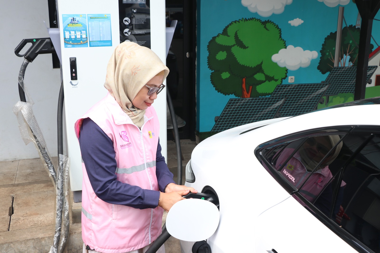 Srikandi PLN Estu, Sosok di Balik Lancarnya SPKLU Saat Arus Mudik dan Balik