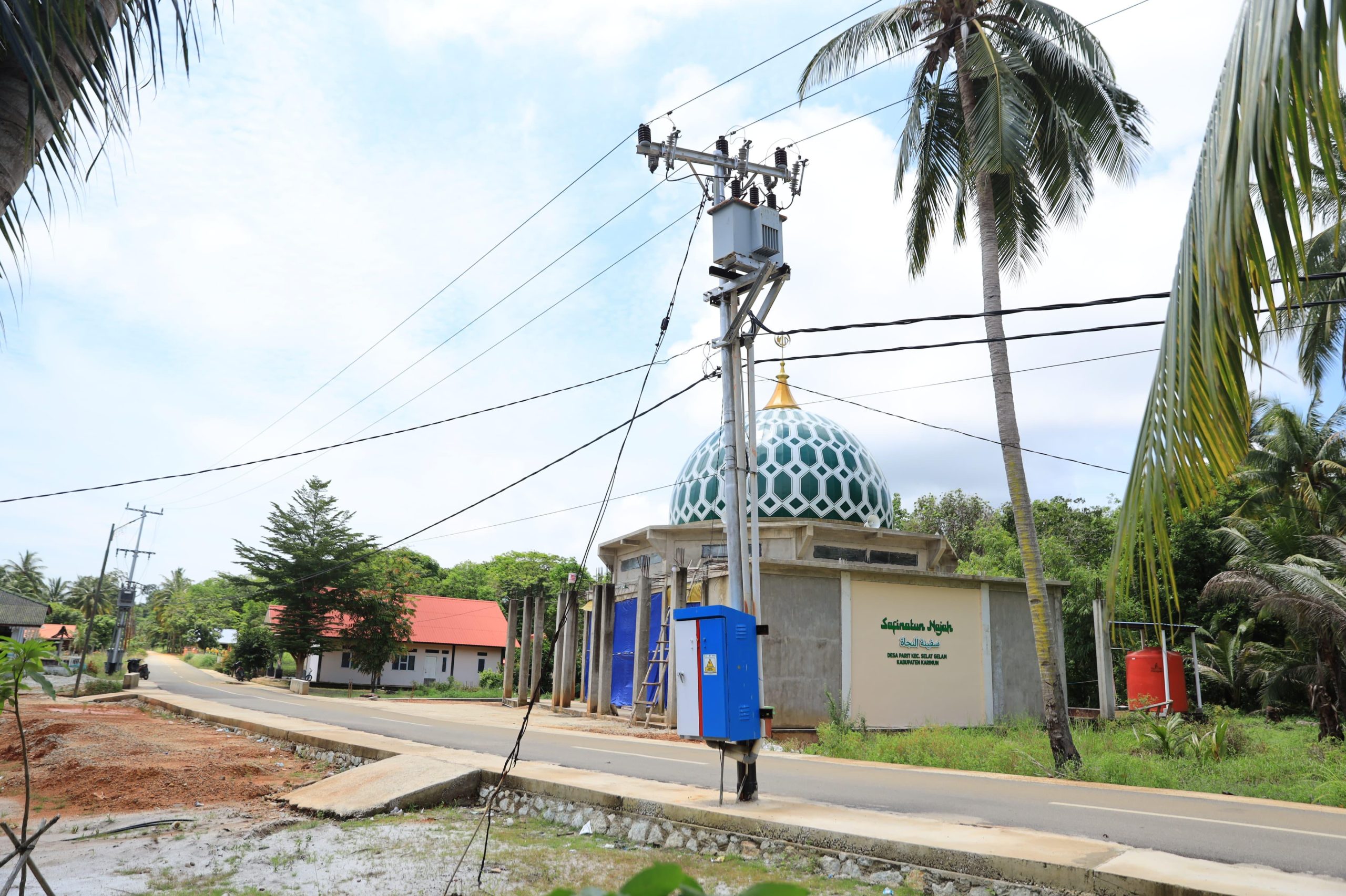 PLN Sukses Nyalakan Listrik 24 Jam di Pulau Terpencil Karimun, Warga Bahagia!