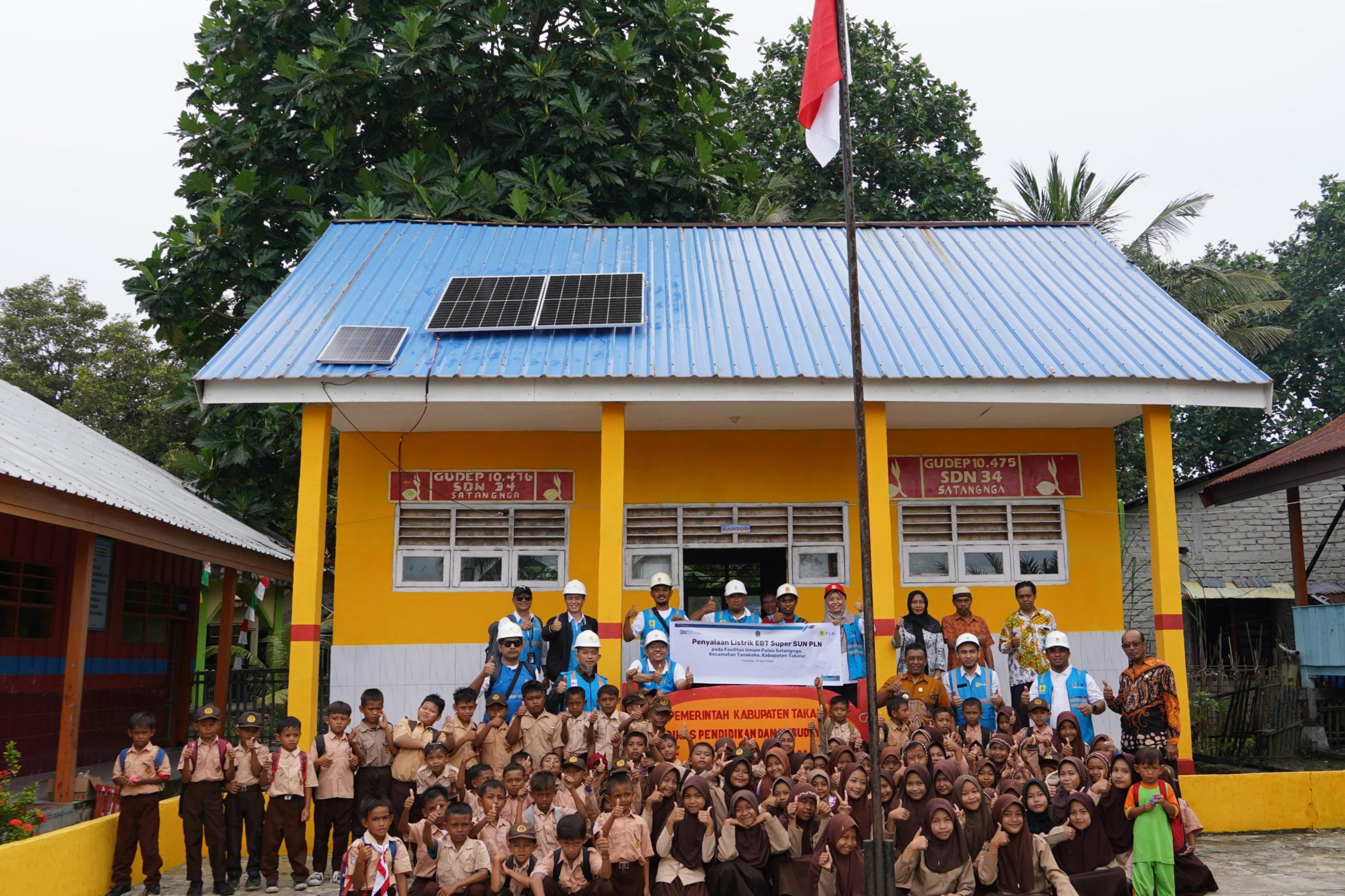 Dulu Gelap, Kini Terang: PLN Pasang PLTS SuperSUN di Pulau Satangnga