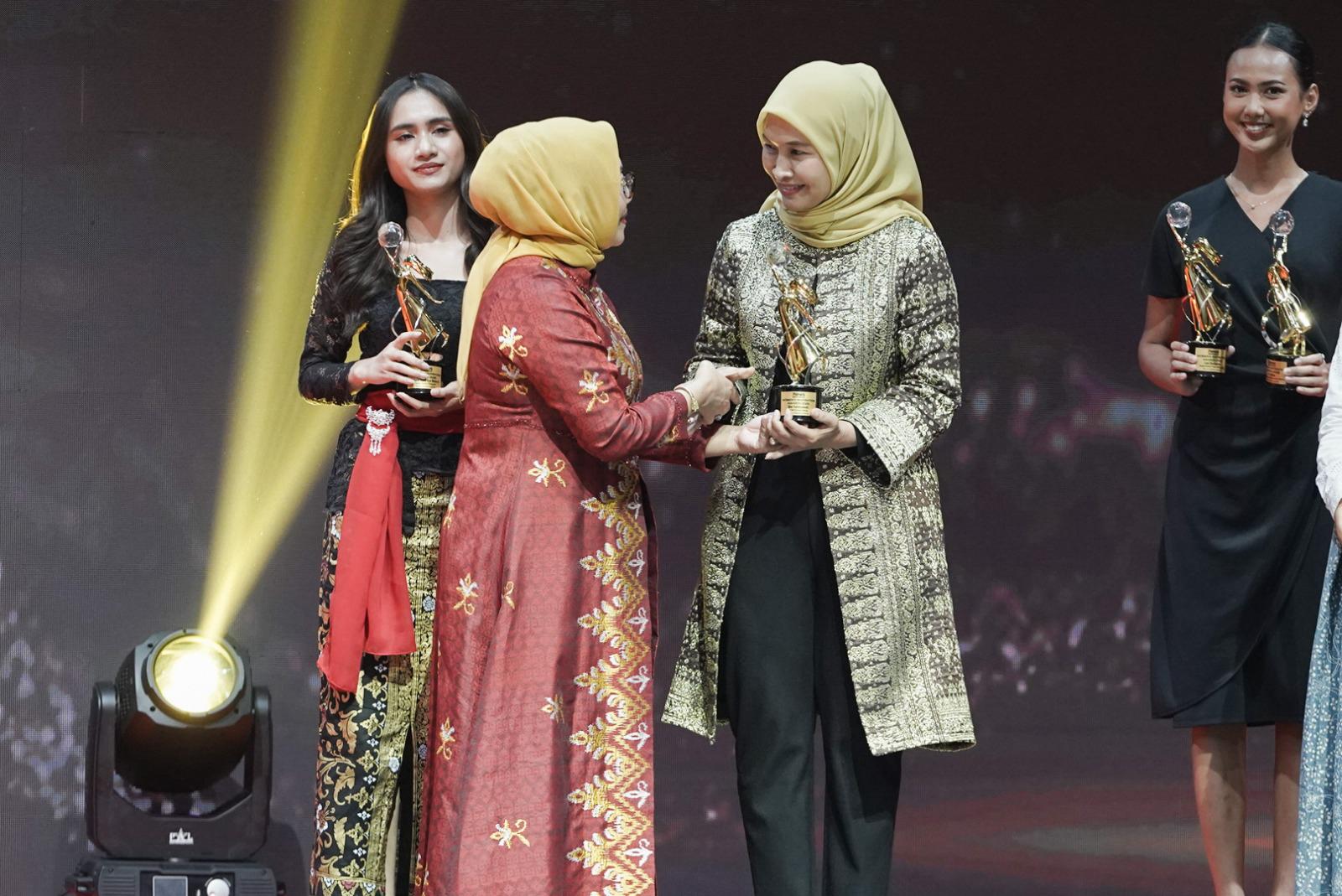 Dini Sulistyawati & Endang Astharanti Jadi Pemenang Women’s Inspiration Awards 2025 dari PLN