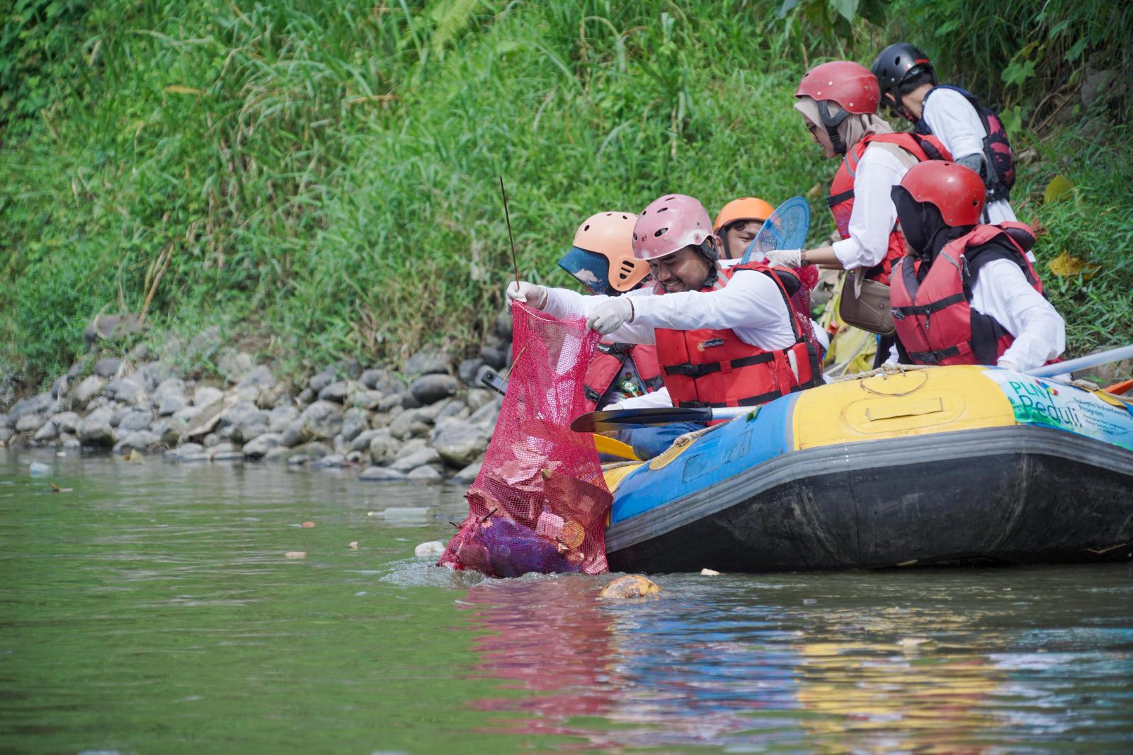 PLN Rayakan Hari Lingkungan Hidup dengan Aksi Bersih-Bersih di 56 Lokasi