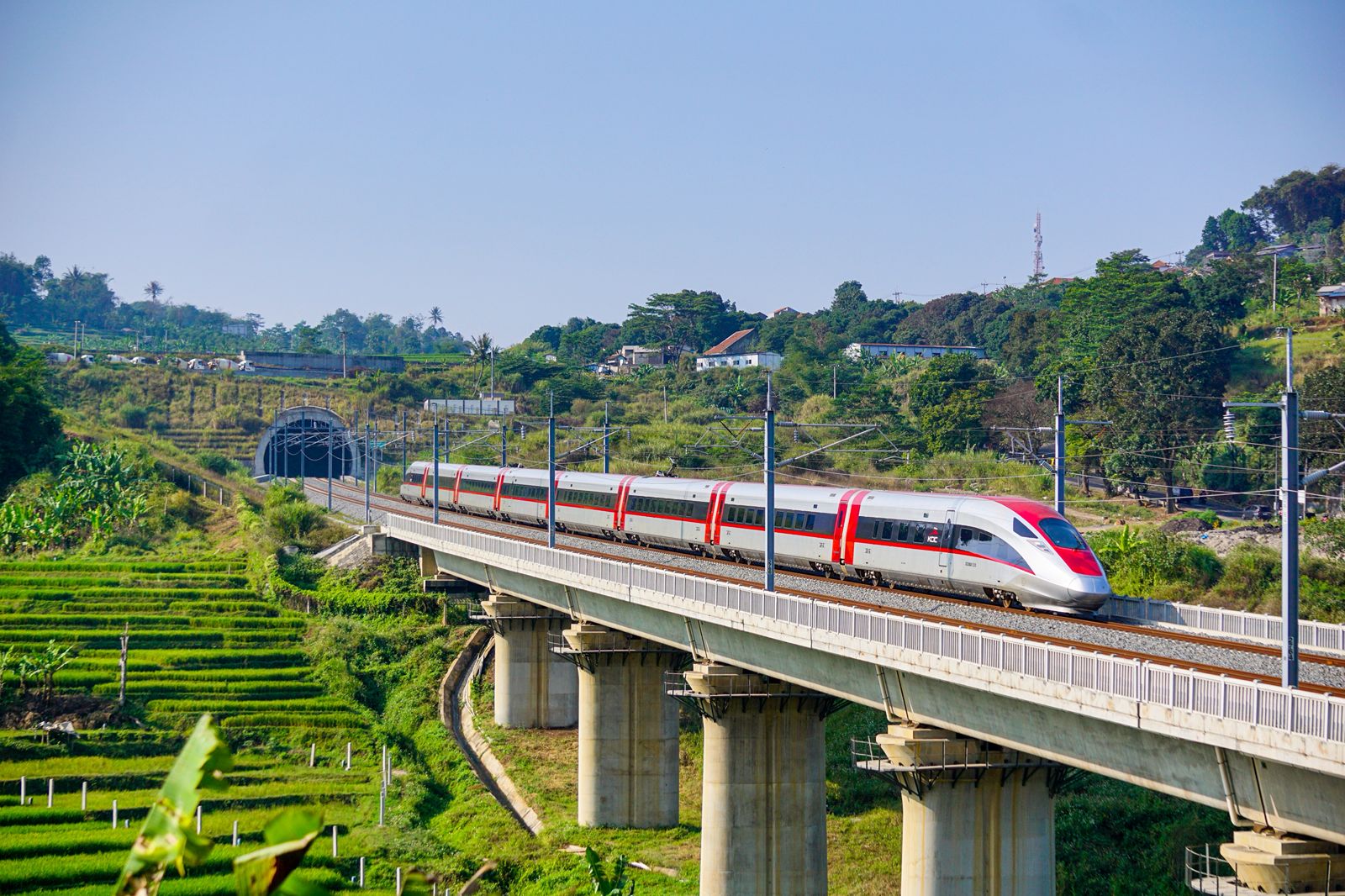 Penumpang Whoosh Tembus 2,9 Juta, Naik 10% di Semester I-2025