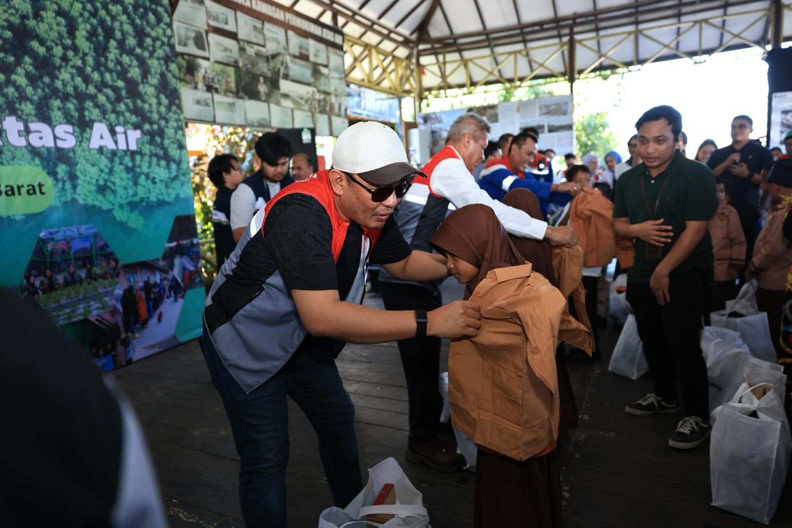 Di Hari Anak Nasional, Pertamina Bagikan Bantuan Paket Seragam Sekolah di Balikpapan