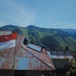 Perjuangan Ekstrem PLN Buahkan Hasil, Warga Seko Kini Nikmati Listrik SuperSUN Luwu Utara, Situsenergi.com Perjalanan panjang PLN akhirnya membuahkan hasil. Melalui inovasi SuperSUN, Kecamatan Seko di Luwu Utara, Sulawesi Selatan, kini resmi menikmati terang listrik di momen HUT ke-80 RI. Cahaya listrik ini menggantikan genset yang selama bertahun-tahun menjadi andalan masyarakat. Program Listrik Desa (Lisdes) menghadirkan solusi elektrifikasi untuk wilayah tertinggal, terdepan, dan terluar (3T). SuperSUN sendiri merupakan karya anak bangsa berbasis Pembangkit Listrik Tenaga Surya (PLTS) mikro yang terintegrasi dengan Battery Energy Storage System. Hingga kini, 36 unit SuperSUN sudah terpasang dan menghidupkan sekolah, fasilitas umum, hingga rumah ibadah di Seko. Momen bersejarah terjadi di UPT SDN 095 Beroppa saat listrik PLN menyala untuk pertama kalinya. Kepala Sekolah Meri Harianti Kambuno menyampaikan rasa syukur karena kini kegiatan belajar mengajar bisa lebih interaktif dengan bantuan media elektronik. Perjuangan PLN menghadirkan listrik ke Seko tidaklah mudah. Petugas harus menempuh 570 kilometer dari Makassar sambil membawa panel surya seberat 100 kilogram melewati jalan ekstrem, jurang, sungai, hingga jembatan sempit. Semua kerja keras itu akhirnya terbayar ketika listrik berhasil menyala. Gubernur Sulawesi Selatan Andi Sudirman Sulaiman mengapresiasi langkah PLN. Ia menyebut, mimpi lama masyarakat Seko untuk keluar dari gelap gulita kini terwujud berkat teknologi ramah lingkungan SuperSUN. Direktur Utama PLN Darmawan Prasodjo menegaskan, perluasan akses listrik adalah prioritas PLN. Menurutnya, prinsip swasembada dan keadilan energi sejalan dengan visi Presiden Prabowo Subianto dalam Asta Cita, sekaligus wujud nyata sila ke-5 Pancasila. Kehadiran listrik, kata Darmawan, juga mendukung program Revitalisasi Sekolah dan Digitalisasi Pembelajaran. General Manager PLN UID Sulselrabar, Edyansyah, menambahkan bahwa SuperSUN adalah bagian dari transformasi PLN berbasis energi baru terbarukan (EBT). Hingga Agustus 2025, sudah ada 1.457 unit SuperSUN terpasang di wilayah Sulselrabar dengan 358 sekolah dipastikan mendapat akses listrik. Hal ini mendorong pertumbuhan ekonomi lokal sekaligus meningkatkan kualitas hidup warga. “SuperSUN menjadi jembatan menuju masa depan. Kehadiran listrik di Seko adalah bukti nyata perubahan sekaligus hasil gotong royong seluruh pihak,” ujar Edyansyah. (*) Deskripsi: PLN hadirkan SuperSUN di Seko, Sulawesi Selatan. Listrik akhirnya menyala setelah perjuangan ekstrem, jadi kado HUT RI ke-80. Tag: PLN, SuperSUN, Listrik Desa, Kecamatan Seko, Sulawesi Selatan, Energi Baru Terbarukan, Kemerdekaan Energi, Prabowo Subianto, HUT RI 80