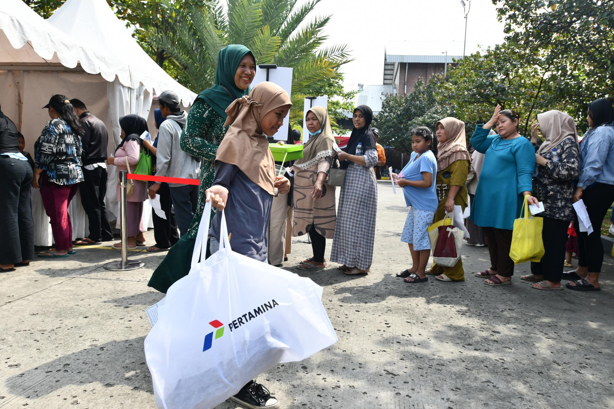 Heboh! Pertamina Guyur Bantuan Pendidikan untuk 1.000 Siswa, Lengkap dengan Seragam Pramuka