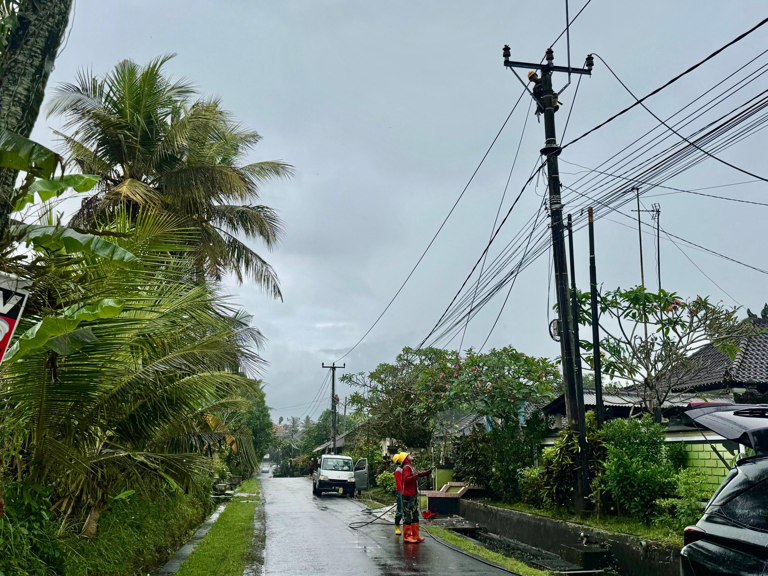 PLN Pulihkan Jaringan Pascabencana, Aktivitas Warga Bali Kembali Normal