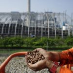 PLN Journalist Awards 2025 Resmi Dibuka, Dorong Literasi Energi Melalui Karya Jurnalistik Jakarta, Hotfokus.com PLN kembali menggelar PLN Journalist Awards (PJA) 2025, sebuah ajang penghargaan bagi insan pers yang aktif mengangkat isu energi nasional. Pendaftaran lomba dibuka mulai 1 hingga 23 Oktober 2025 dengan tema besar “Energi Berdaulat untuk Indonesia Kuat”. Dalam penyelenggaraan tahun ini, PLN menyediakan enam kategori perlombaan, yakni karya tulis hard news, karya tulis feature, audio visual hard news, audio visual feature, foto cerita, dan foto tunggal. Setiap peserta bisa mengirimkan maksimal lima karya yang telah terbit di media massa antara 15 November 2024 hingga 23 Oktober 2025. Direktur Utama PLN, Darmawan Prasodjo, menilai kehadiran jurnalis sangat vital dalam menyampaikan informasi mengenai energi dan ketenagalistrikan kepada masyarakat luas. Menurutnya, publikasi karya jurnalistik dapat membangun kesadaran tentang pentingnya kemandirian energi serta mendukung tercapainya ketahanan nasional. “PJA 2025 merupakan wujud apresiasi PLN kepada para jurnalis yang konsisten mengedukasi publik melalui karya tentang energi dan kelistrikan,” kata Darmawan. Sementara itu, Executive Vice President Komunikasi Korporat dan TJSL PLN, Gregorius Adi Trianto, menyebut ada tiga subtema yang bisa dipilih peserta tahun ini. Subtema tersebut meliputi Swasembada Energi dari Hulu ke Hilir, Listrik untuk Ekonomi, Pendidikan, dan Kesehatan Masyarakat di Wilayah 3T, serta Percepatan Energi Hijau demi Masa Depan Berkelanjutan. Gregorius juga menjelaskan adanya format baru dalam ajang tahun ini, yaitu Indonesia Top 100 Journalists. Program tersebut akan memberi apresiasi khusus kepada 100 finalis dari tiga kawasan: Jawa Barat, Jawa Timur, dan luar Jawa. Selain hadiah utama untuk pemenang tiap kategori, finalis juga berhak atas penghargaan tambahan. “Pendaftaran gratis, cukup dengan mengisi formulir online yang sudah disediakan,” ujar Gregorius. Informasi lengkap mengenai syarat dan tata cara pendaftaran dapat diakses melalui tautan resmi bit.ly/PJA2025-daftar . Deskripsi: PLN kembali menggelar Journalist Awards 2025 dengan enam kategori lomba, menghadirkan apresiasi baru lewat Indonesia Top 100 Journalists. Tag: PLN, Journalist Awards, literasi energi, kedaulatan energi, energi hijau, Indonesia Top 100 Journalists