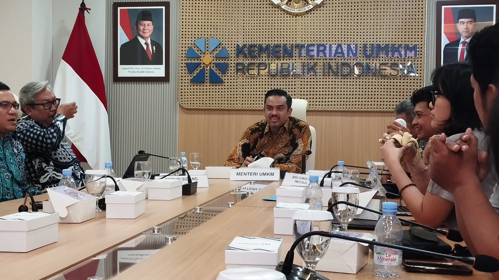 Menteri UMKM Maman Abdurrahman klarifikasi soal pernyataannya yang dianggap mendukung produksi barang tiruan. Ia tegaskan dukungan terhadap inovasi, bukan produk KW.