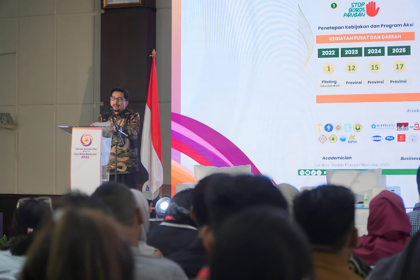 Bapanas sukses salurkan 224 ton pangan ke 456 ribu warga lewat Gerakan Selamatkan Pangan. Pemerintah dorong kolaborasi jaga ketahanan pangan.