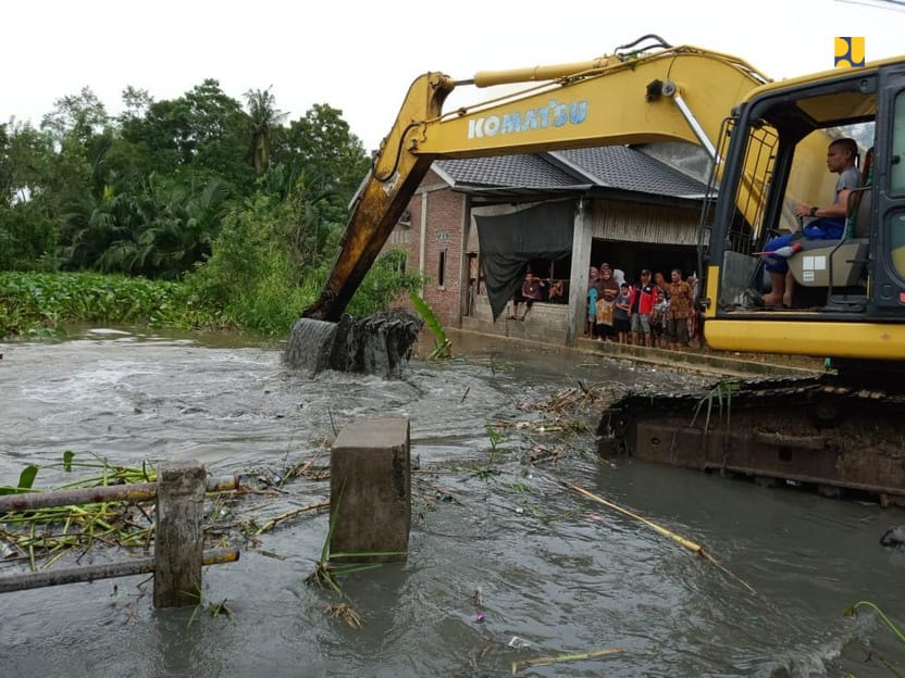 Kementerian PU gerak cepat kerahkan alat berat di Aceh, Sumut, dan Sumbar untuk pulihkan sungai, akses jalan, dan layanan dasar pascabencana.