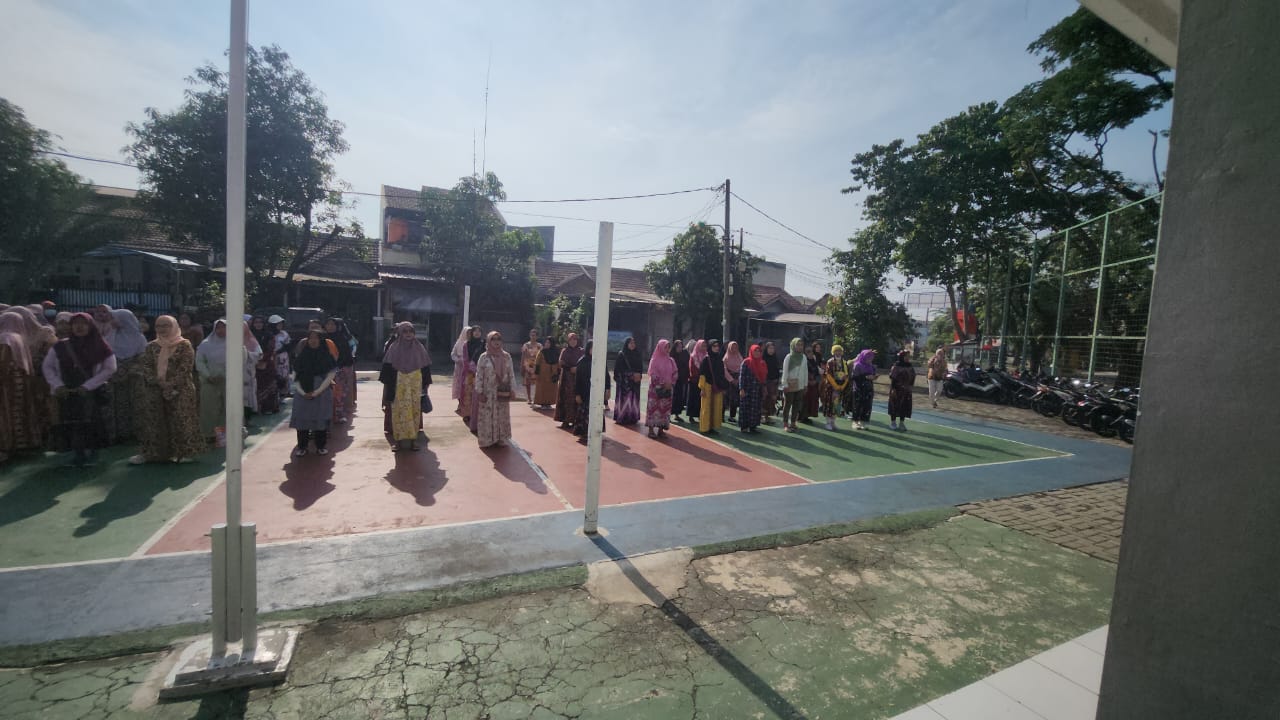 PKK RW 20 Mangun Jaya gelar cek kesehatan gratis di Hari Ibu, ratusan warga hadir dan antusias ikut pemeriksaan serta door prize.