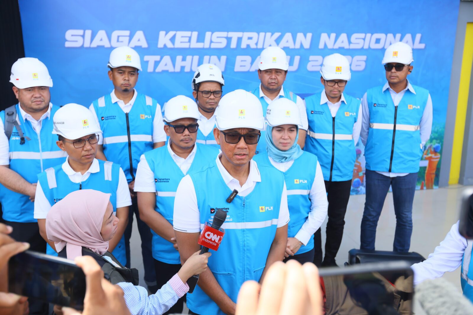 PLN meningkatkan siaga kelistrikan jelang Tahun Baru 2026. Dirut Darmawan Prasodjo memantau langsung dari Aceh Tamiang, pasokan listrik dipastikan aman.