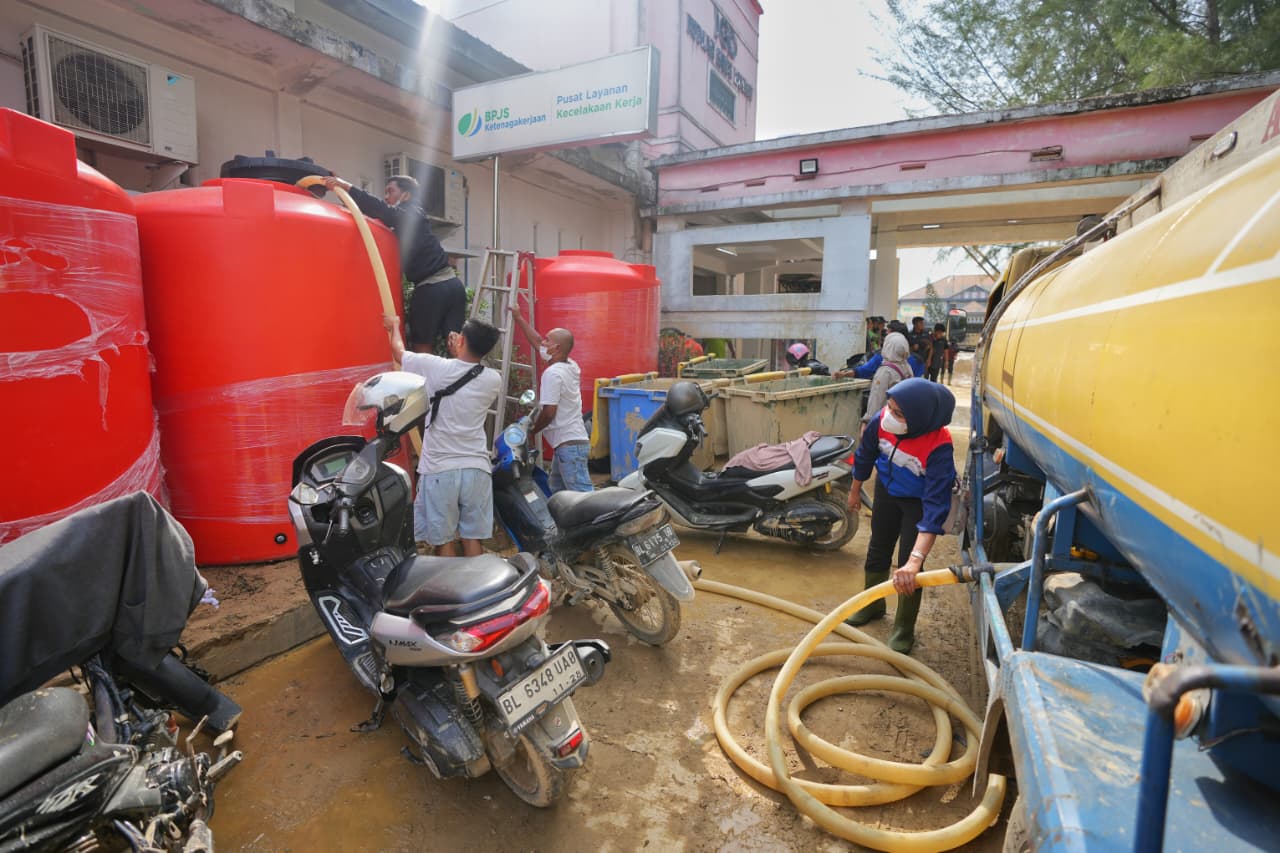 Pertamina Perkuat Posko Siaga, Distribusikan Air Bersih ke Wilayah Terdampak Aceh dan Sumatra
