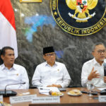 Harga pupuk bersubsidi turun 20% tanpa tambah anggaran. Menko Pangan sebut reformasi ini langkah bersejarah bagi petani.