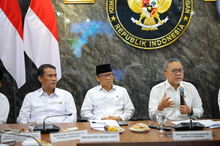 Harga pupuk bersubsidi turun 20% tanpa tambah anggaran. Menko Pangan sebut reformasi ini langkah bersejarah bagi petani.