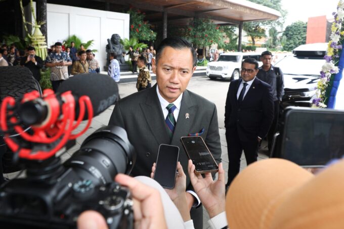 Menko AHY menegaskan evakuasi pesawat IAT di wilayah pegunungan mengutamakan keselamatan, sementara investigasi menyeluruh masih berlangsung.